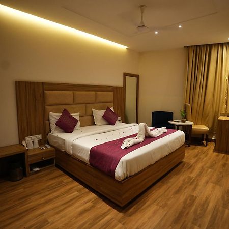 Hotel Pearl Wood Zirakpur Ngoại thất bức ảnh