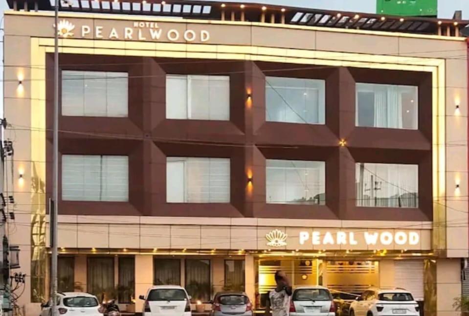 Hotel Pearl Wood Zirakpur Ngoại thất bức ảnh