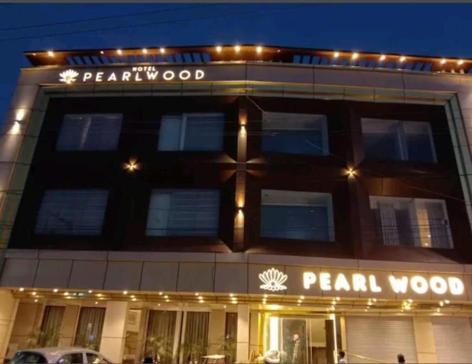Hotel Pearl Wood Zirakpur Ngoại thất bức ảnh