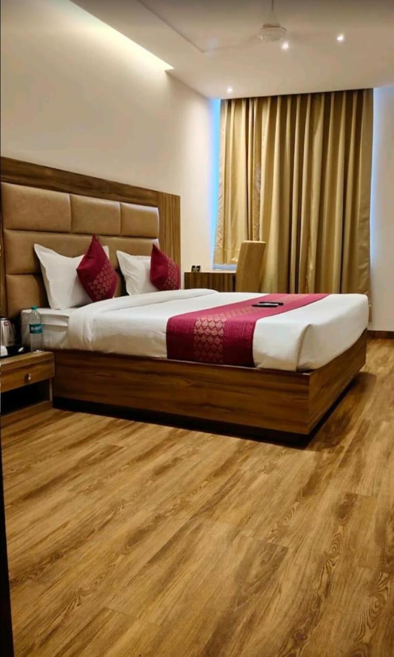 Hotel Pearl Wood Zirakpur Ngoại thất bức ảnh