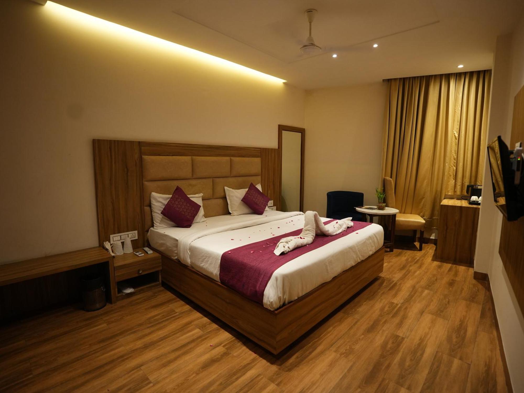 Hotel Pearl Wood Zirakpur Ngoại thất bức ảnh